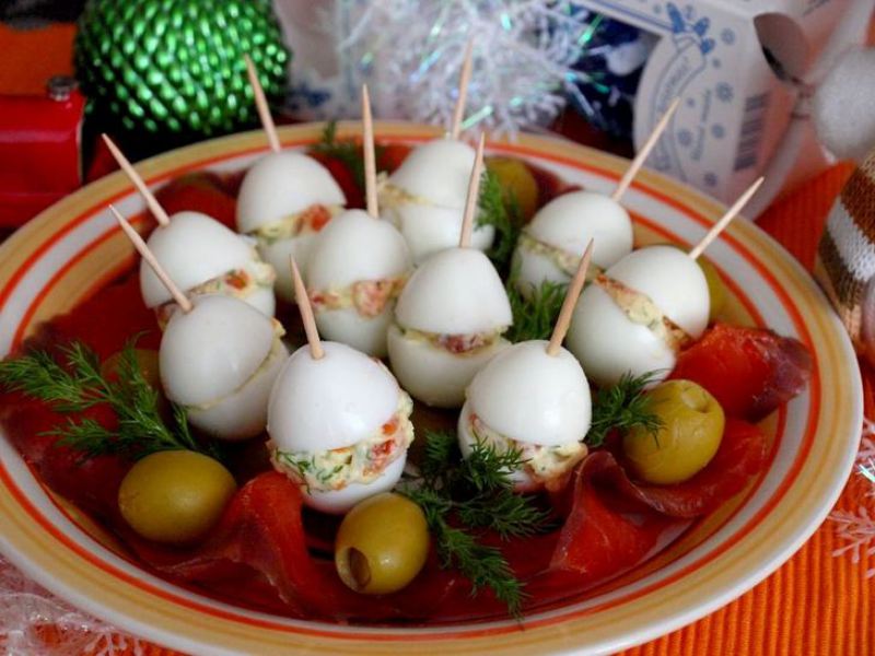 Фаршированные перепелиные яйца с семгой к новогоднему столу